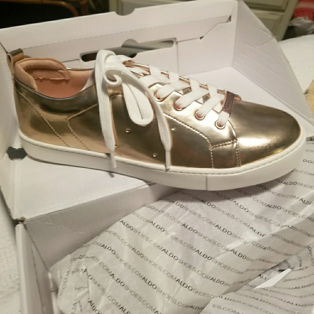 ALDO Women's size 9 metallic Rose Gold sneakers